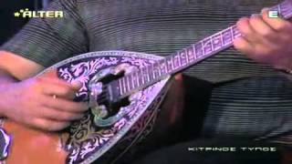 מתורגם לעברית Pasxalis Terzis - Enas Euaisthitos Listis