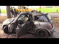 Vrouw botst met auto tegen boom door gladheid
