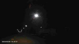 [問卦] 如果看到前面有車往馬路丟霹靂炮，你會？