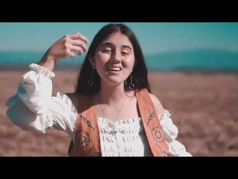 JOHANA VERA   tocando al frente