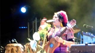 Lila Downs -viene la muerte echando rasero