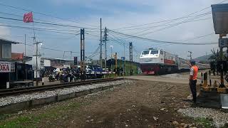 preview picture of video 'KA Serayu melintas di PJL Cibatu sebelum berhenti normal di Stasiun Cibatu'