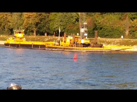 Versunkene Lok im Rhein / Bergungsstelle und Bergungsschiff