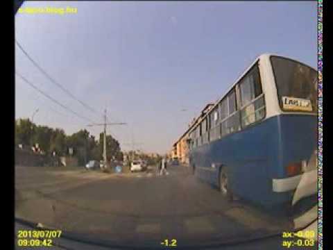 Csak a buszsofőr engedte át a gyalogost