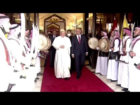 教皇方濟各開始了冒險的、歷史性的伊拉克之行。 (Pope Francis embarks on risky, historic Iraq tour)