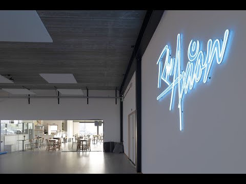 Video afspelen. De video opent in een sub-venster en begint meteen met spelen indien toegestaan.