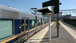 島本駅で普通列車の到着の様子