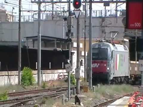 Taurus Grigia E190.322 con carri vuoti in transito al binario 24 di Roma Tiburtina