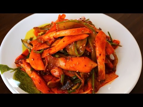 キノコの甘酸っぱさと辛さに水滴がついたキノコ（버섯 미나리 초무침 (Sweet, Sour, & Spicy Mushrooms with Water Dropwort (버섯 미나리 초무침))
