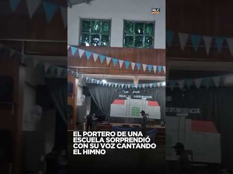Un portero limpiaba la escuela cantando el himno argentino #shorts