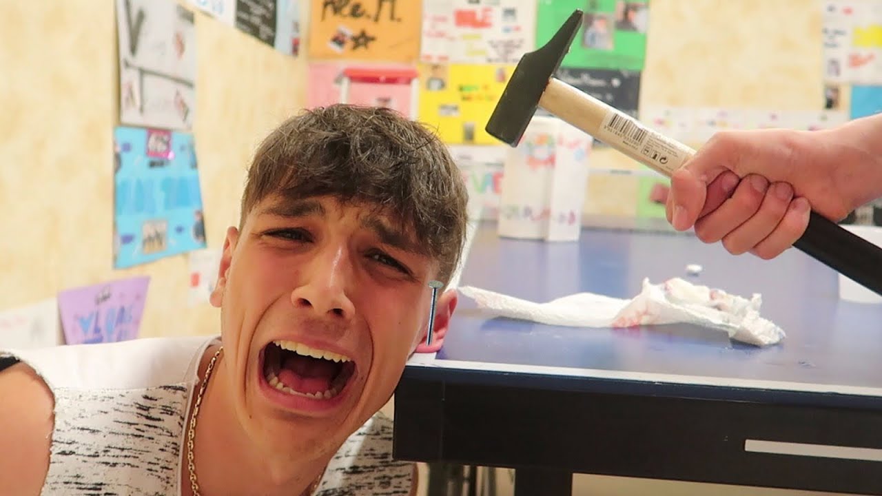 MI SONO FATTO L'ORECCHINO CON CHIODO E MARTELLO!!! (*finito male*)