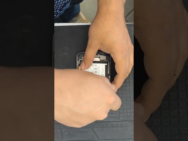 Vídeo relacionado con Jiawu Kit de Reparación del Grupo de Digitalización Táctil para RAZR 40, el Reemplazo de la Pantalla FHD+ LCD para el Usuario de la Tecnología de Expertos, Incluye Herramientas de Instalación
