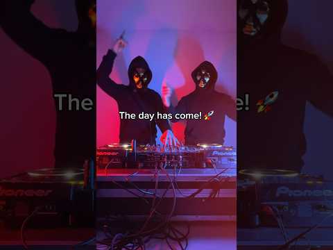 ’Complicated’ with @MikePerryMusic and Hot Shade is out now!! 💛