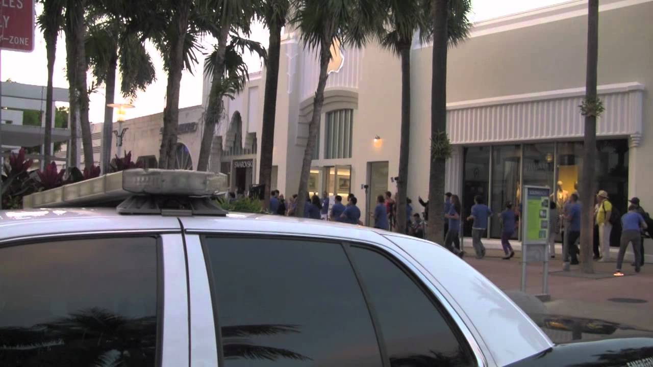 What Apple Store Employees Do Right Before The New iPad Goes on Sale