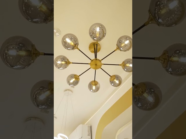 ثريا مودرن بقاعدة ذهبية  و10 كرات زجاجية