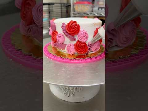 Crazy cakes for Valentine’s Day 💌🌹 #cake #cakedecorating