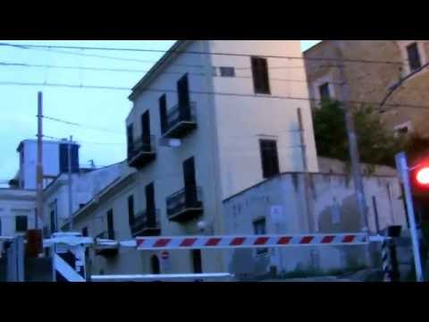 Regionale 12783 al passaggio a livello chiusura + apertura sbarre