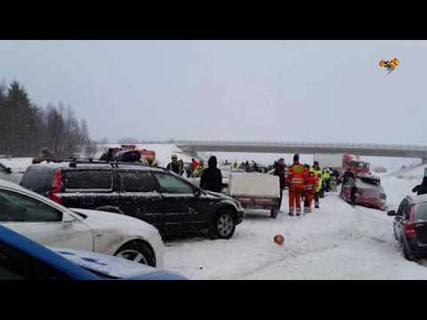 Dubbla masskrockar - flera till sjukhus