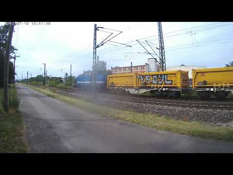 V 100 mit Schotterwagen durchfährt durchfährt Mannheim-Friedrichsfeld