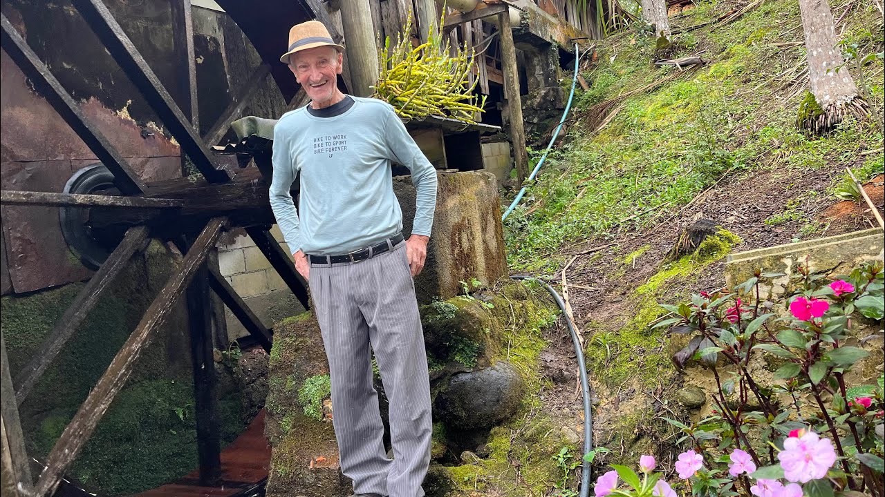 TORRANDO FARINHA DE MANDIOCA NA ROÇA -SEU PEDRO