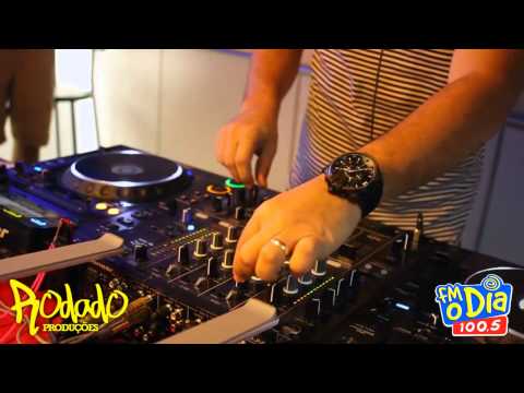 " Você ainda não viu esse '' Mc Guisan visitando Dennis DJ na Rádio Fm o Dia (Rio de Janeiro)