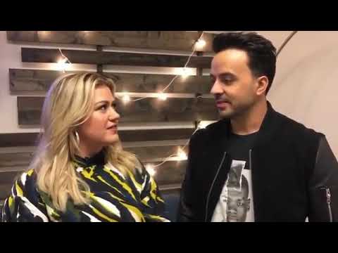 Kelly Clarkson speaking Spanish with Luis Fonsi