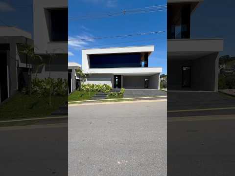 Triplex a venda no condomínio Jardins Bolonha em Senador Canedo Go.       Whats. (62)982449740