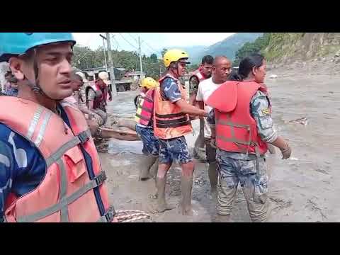 रसुवा बाढीमा परेकाहरुको उद्धारका लागि सशस्त्र प्रहरीको टोली परिचालन । भिडियो : सशस्त्र प्रहरी