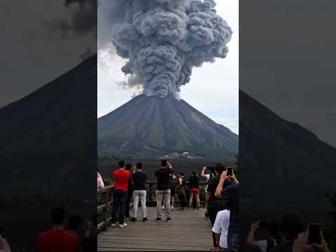 MOMENTS BEFORE MASSIVE VOLCANO ERUPTS - RAW FOOTAGE
