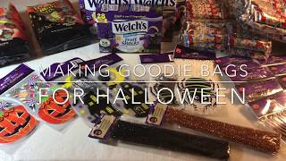 Making Goodie Bags for Halloweenハロウィンのお菓子を袋詰めします