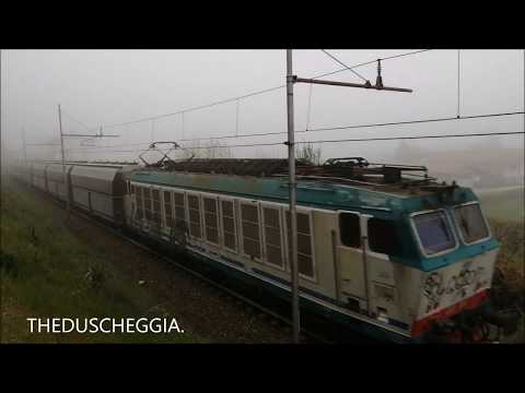 UNA E.652 CON MERCI CHE SPUNTA DALLA NEBBIA A BORGO S. DALMAZZO (CN) SAB. 13 - 4 - 2019