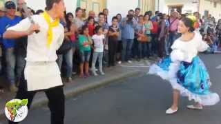 preview picture of video 'PASEO POR CALLE REAL EN SALENTO (Baile de Los Macheteros)'