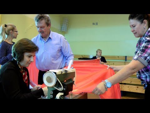 Szycie 100  metrowej  flagi  w  Skrzyszowie  -  3.11. 2018 r.