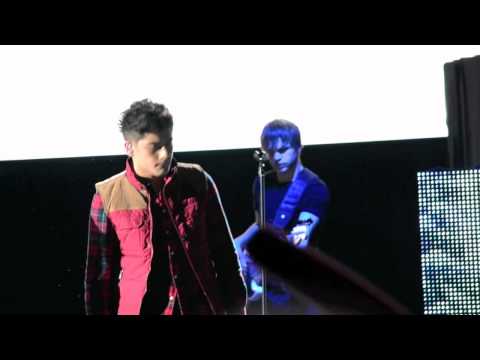 One Direction Covers Kings of Leon "Use Somebody"