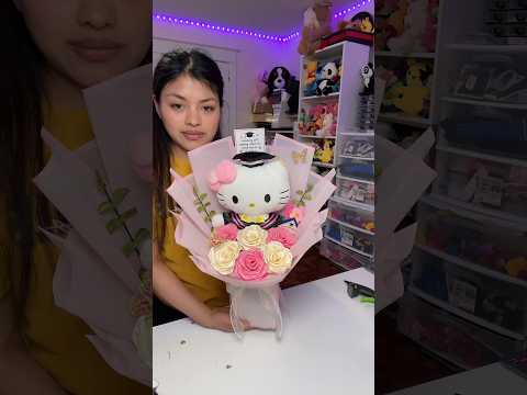 Tutorial de ramo de graduación con hello kitty 💗 #tutorial #rosaseternas #hellokitty #manualidades