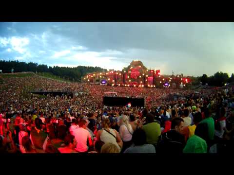 Hardwell Tomorrowland - Worlds Biggest Sit Down 2013 (HD)