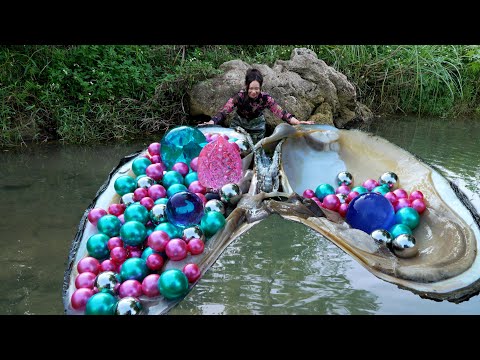 A beautiful woman pried open a giant clam, filled with enchanting pearls, it was absolutely stunning