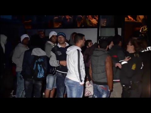 Nu får danska polisen ta flyktingars saker