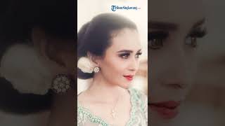 Download lagu Potret Cantik Ayushita di Acara Langkahan Jelang Pernikahan Adiknya, Mengharukan Saat Sungkem! mp3