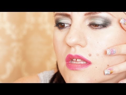 Il posto su una faccia scura è la crema La decolorazione efficace di pigmentary nota su una faccia