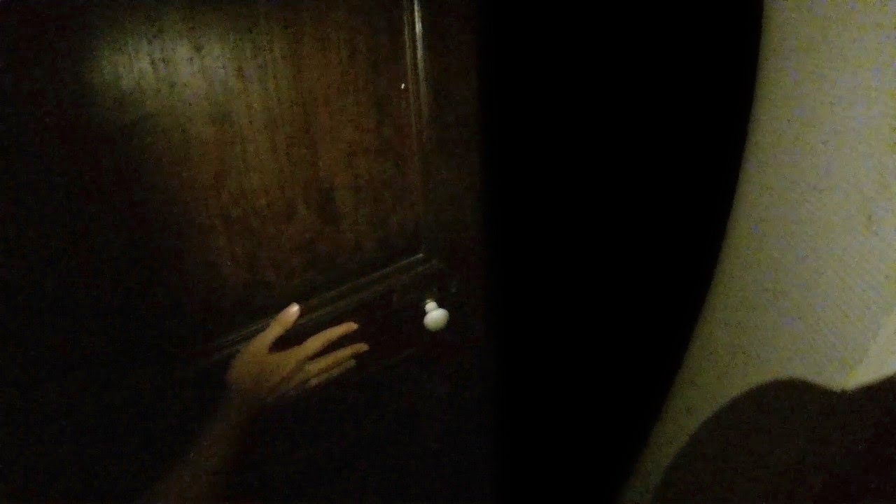 ILS VISITENT UNE MAISON ÉTRANGE... (Bonus Halloween) thumbnail