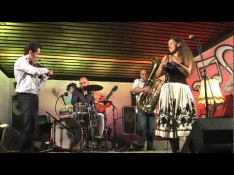 Hamburg Klezmer Band: Mesecina feat. Xote das meninas