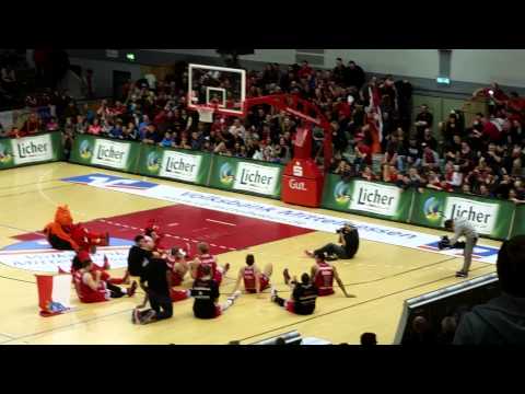 Erste Humba von Aaron Hawley nach dem 103:71 Erfolg gegen Kirchheim.