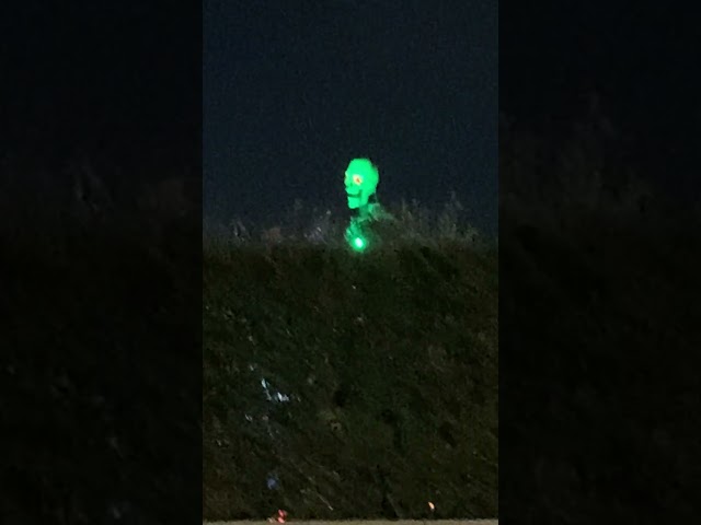 Vídeo relacionado con JOYIN Halloween colgante zombie interruptor de tierra en verde, decoraciones animatrónicas espeluznantes para accesorios de fiesta, decoración de patio de césped al aire