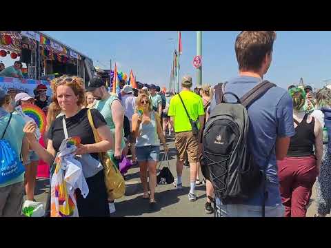 Heisser Start auf der Deutzer Brücke in Köln - Der CSD 2023!