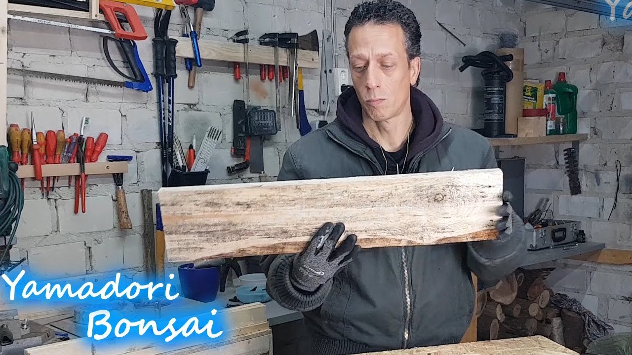 Das Holzschild ein Logo entsteht.