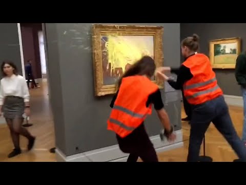 Activistas climáticos lanzan puré de patata a un cuadro de Monet en Alemania