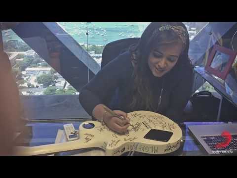 Lucimare Nascimento a primeira artista Católica a assinar contrato e a guitarra da Sony Music