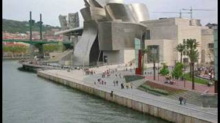 Bilbao Guggenheim - Pedestrians