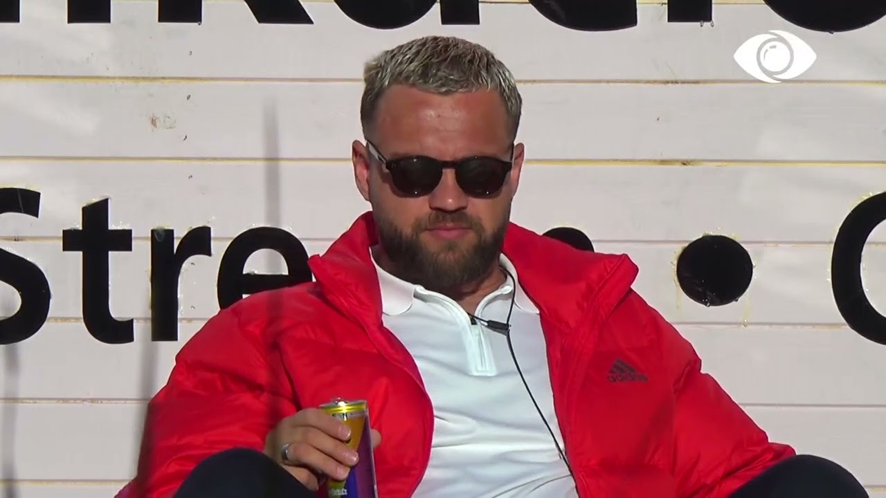 Banorët shijojnë diellin në verandë, Luizi këndon